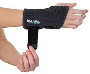 Mueller Sports Medicine - 961 - Elastic Wrist Support w/ Loop (In retail pkg) (Products are only available for sale in the U.S. Products cannot be sold on Amazon.com or any other 3rd party platform without prior approval b